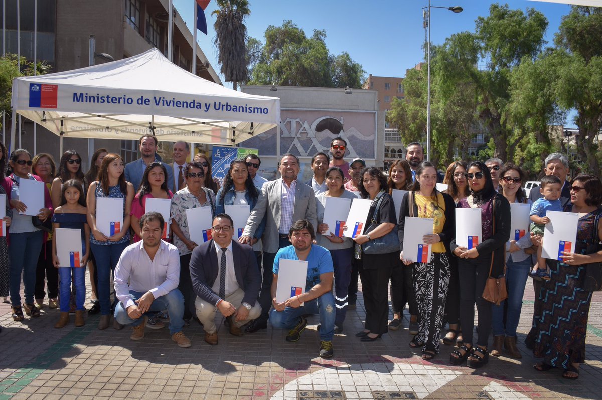 FSanchezAtacama's tweet photo. Hoy entregamos 107 subsidios a familias de la clase media de #Atacama y celebramos junto a ellas el cumplimiento del sueño de la casa propia. Tal como nos ha pedido el Pdte. @sebastianpinera proyectamos brindar una solución habitacional a 5500 familias en el periodo 2018-2022. 🏘 https://t.co/syTJYuFhxc