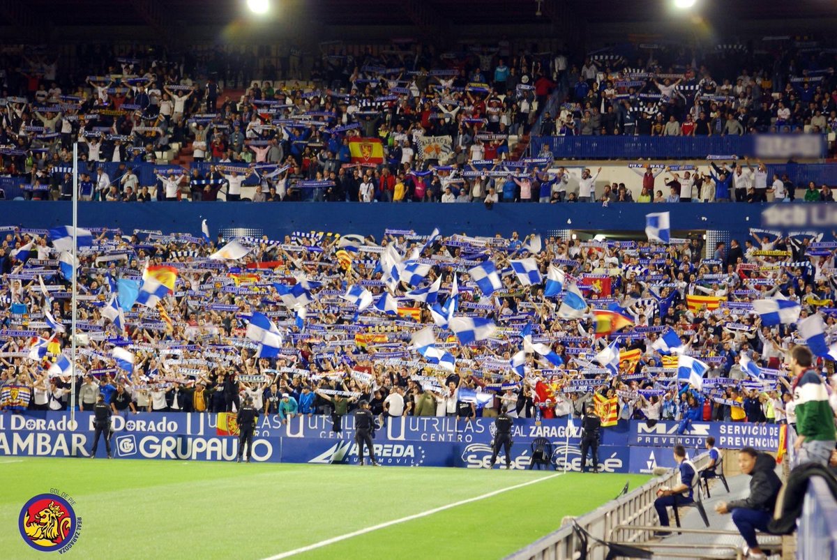 Se oye rugir una grada, que luce toda blanquiazul.....
Con ganas de sábado.