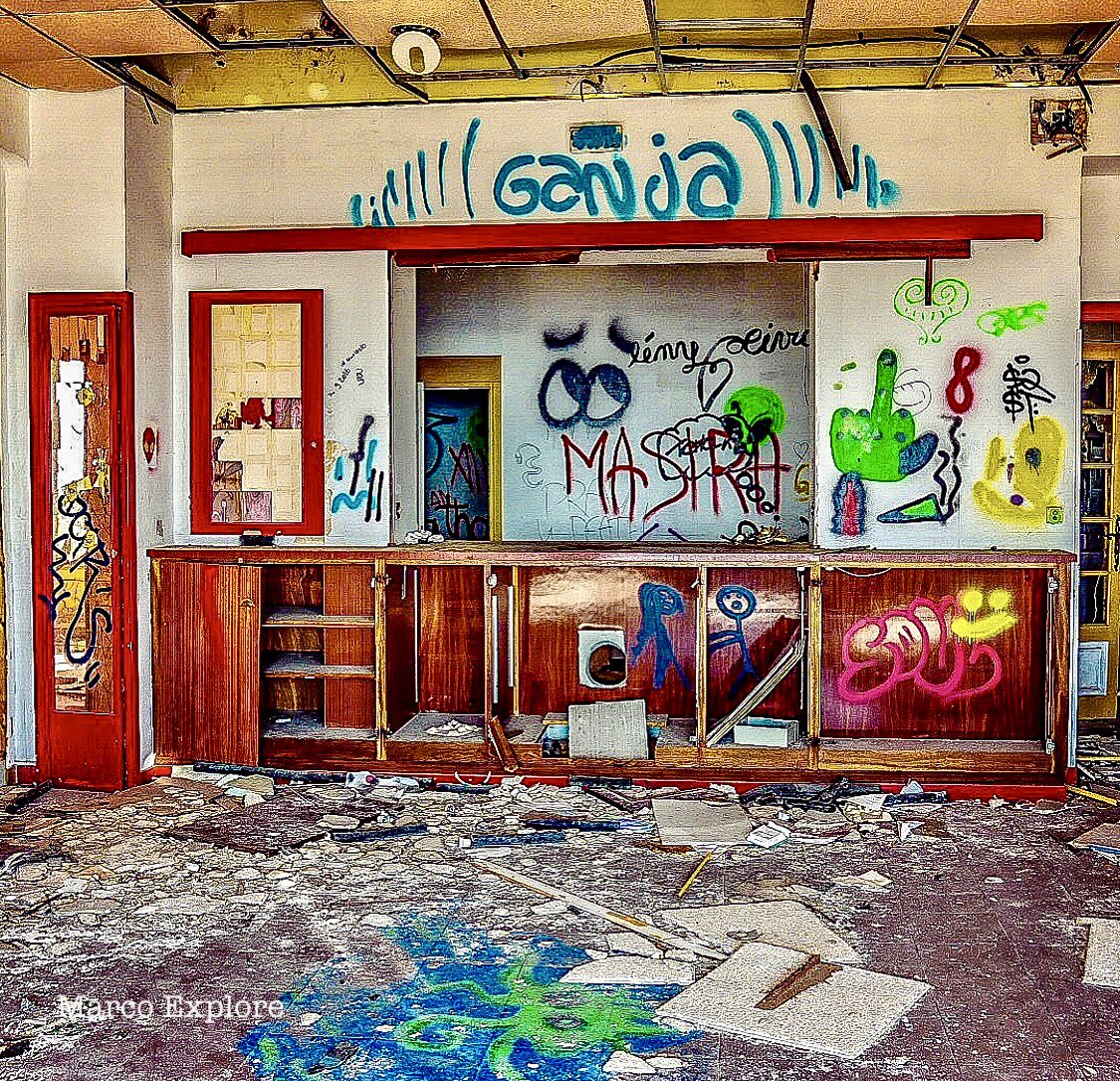 urbexscapade's tweet photo. I infiltrate the villa helios / J'infiltre la villa hélios - URBEX https://t.co/zjV9Om2Qqs via @YouTube https://t.co/ARcyPPqdpF