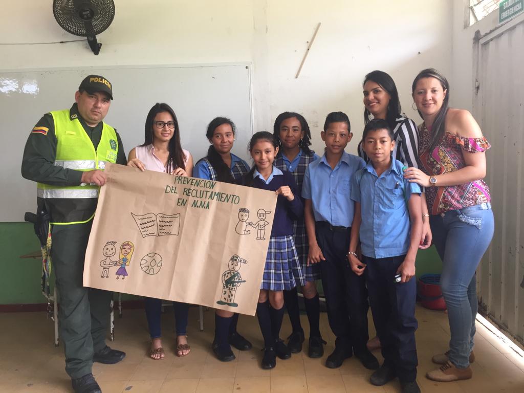 @ComisariadeFamilia en #Landázuri adelanta campañas de prevención para evitar el reclutamiento de 💁‍♂️💁‍♀️ junto con @PoliciaStander #JuntosPorLosNiños