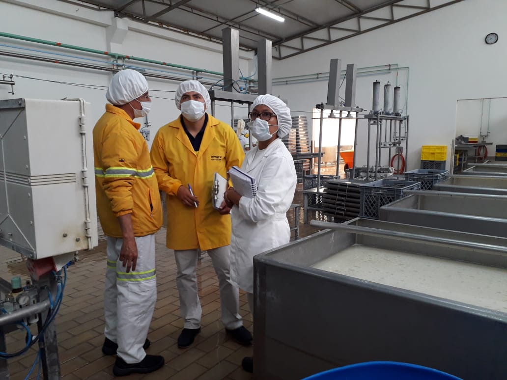 Arcsa_Ec's tweet photo. #ArcsaInforma | Planta procesadora de lácteos #Inprolac, ubicada en el cantón #Cayambe, recibió la visita de técnicos de #Arcsa y de @AgrocalidadEC, quienes realizaron los respectivos controles a los productos y verificaron las condiciones higiénico sanitarias. https://t.co/CjDKN6IEYI