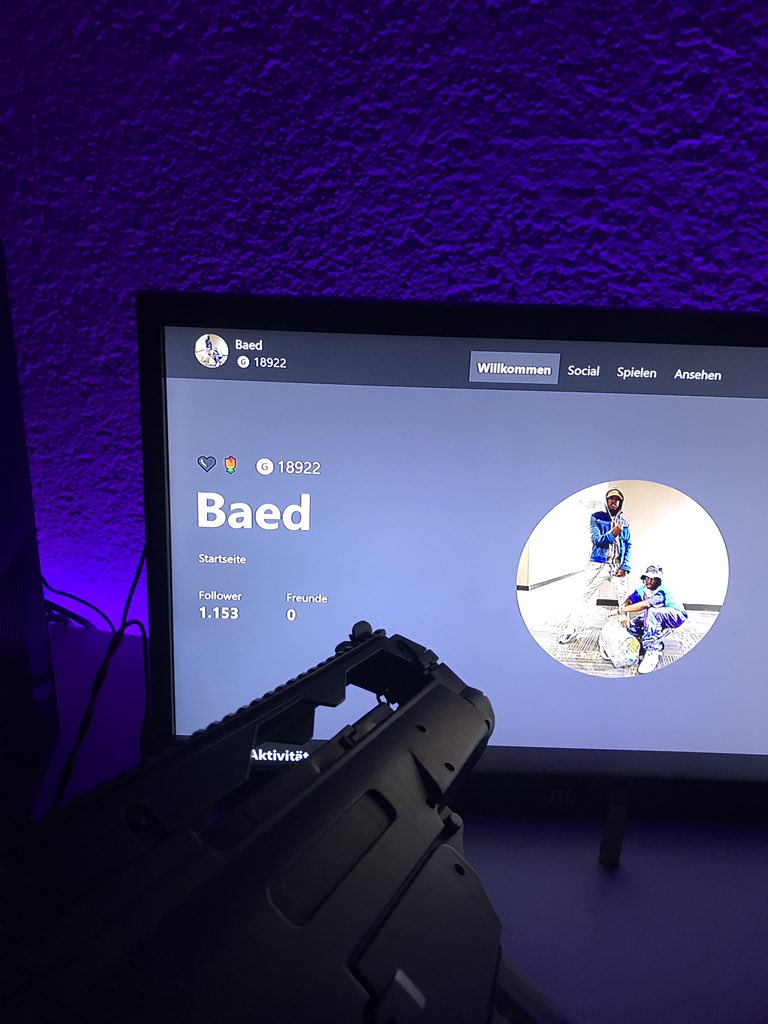 Respirings's tweet image. If you want a gun pointed at your xbox profile like this Follow @Zedyhs and @Respirings
RT this post 
Comment gamertag in replies
