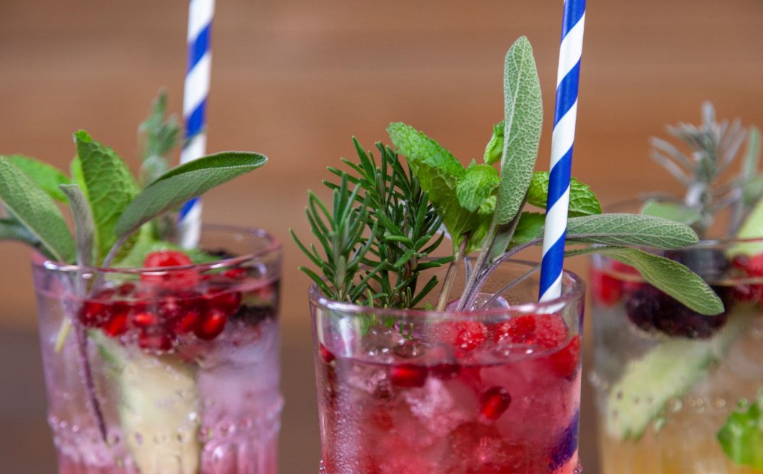 WeRRestaurants's tweet image. Looking to spice up your #CocktailMenu in 2019? Try onsite barrel-aged drinks: bit.ly/2WBJ2KI #Mixology #BarMenu #HappyHour