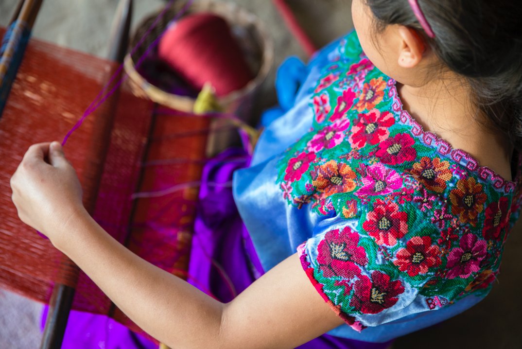 #DestinosAeroMéxico Siendo uno de los estados del sureste de México, Chiapas destaca por su tradición del bordado a mano, siempre con patrones de vivos colores, en los que pueden invertir meses de trabajo en la confección de un traje.

#RevistaAire #ViajaconAire #Chiapas