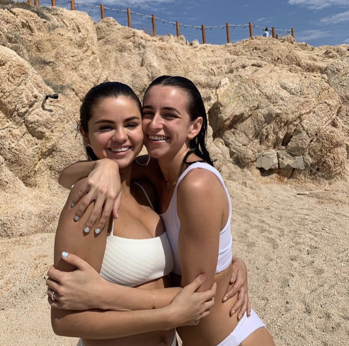 SelenaFansFR's tweet photo. Photos :selena avec des amies au Mexique https://t.co/Iq1xsSmS3Q