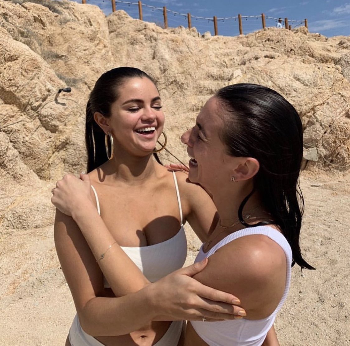 SelenaFansFR's tweet photo. Photos :selena avec des amies au Mexique https://t.co/Iq1xsSmS3Q