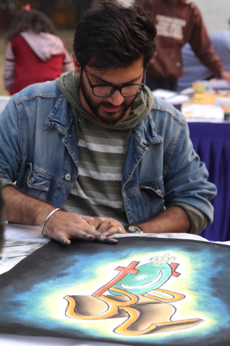 udaanutsav's tweet photo. UDAAN UTSAV'19 has set off with vibrant colours and young minds have dived in putting their creativity and passion onto papers in the visual art competition.
Some glimpses.
#UDAANUTSAV #UU19
#YOUTHFEST2019 https://t.co/kwAWgRSk2K