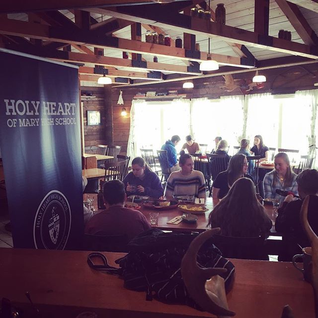 rattyrelic's tweet image. Enjoyed having an interested group of kids from @holy_heart_highlanders @mallardcottage today talking about the new Culinary Certificate soon to be offered at #HolyHeart 
Picking up on some of the current course offerings and adding an internship compone… bit.ly/2BxwBH4