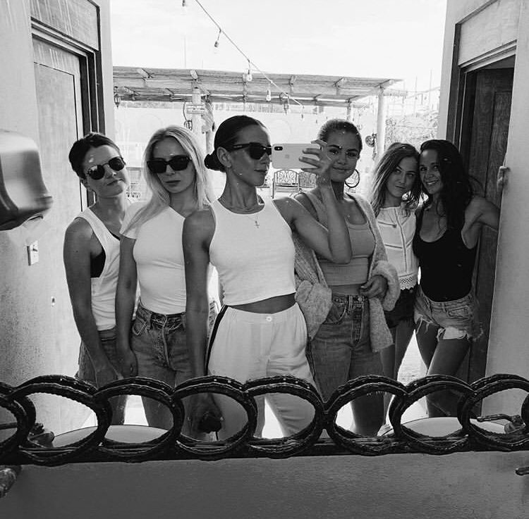 SelenaFansFR's tweet photo. Photo :selena avec des amies au Mexique https://t.co/S8Ll4E1PGc