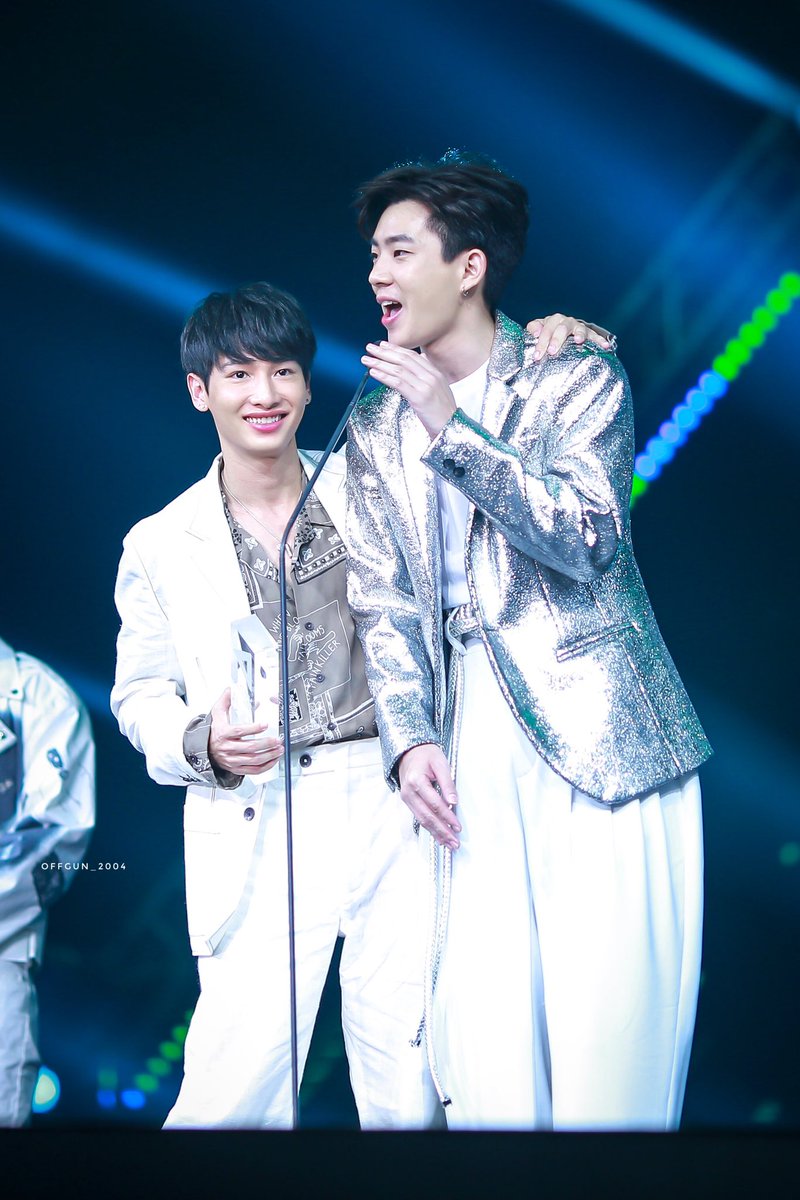 Offgun_2004's tweet photo. 190212 ขอบคุณ partner ของผมครับกันอรรถพันธ์ครับผม เอ่อ เขาเป็นนักแสดงที่มืออาชีพครับ แล้วผมก็เป็นคนที่... เป็นแค่พิธีกรหลังจากนั้นก็ได้มาแสดงหลังจากนั้น เขาไม่เคยทิ้งปิ๊กแล้วก็ไม่เคยทิ้งออฟครับ💚@off_tumcial @AtthaphanP 
#ปิ๊กโรม
#ออฟกัน
#เบบี๋
#LINETVNEXPLOSION2019 
#LINETV https://t.co/YgxTollo0j