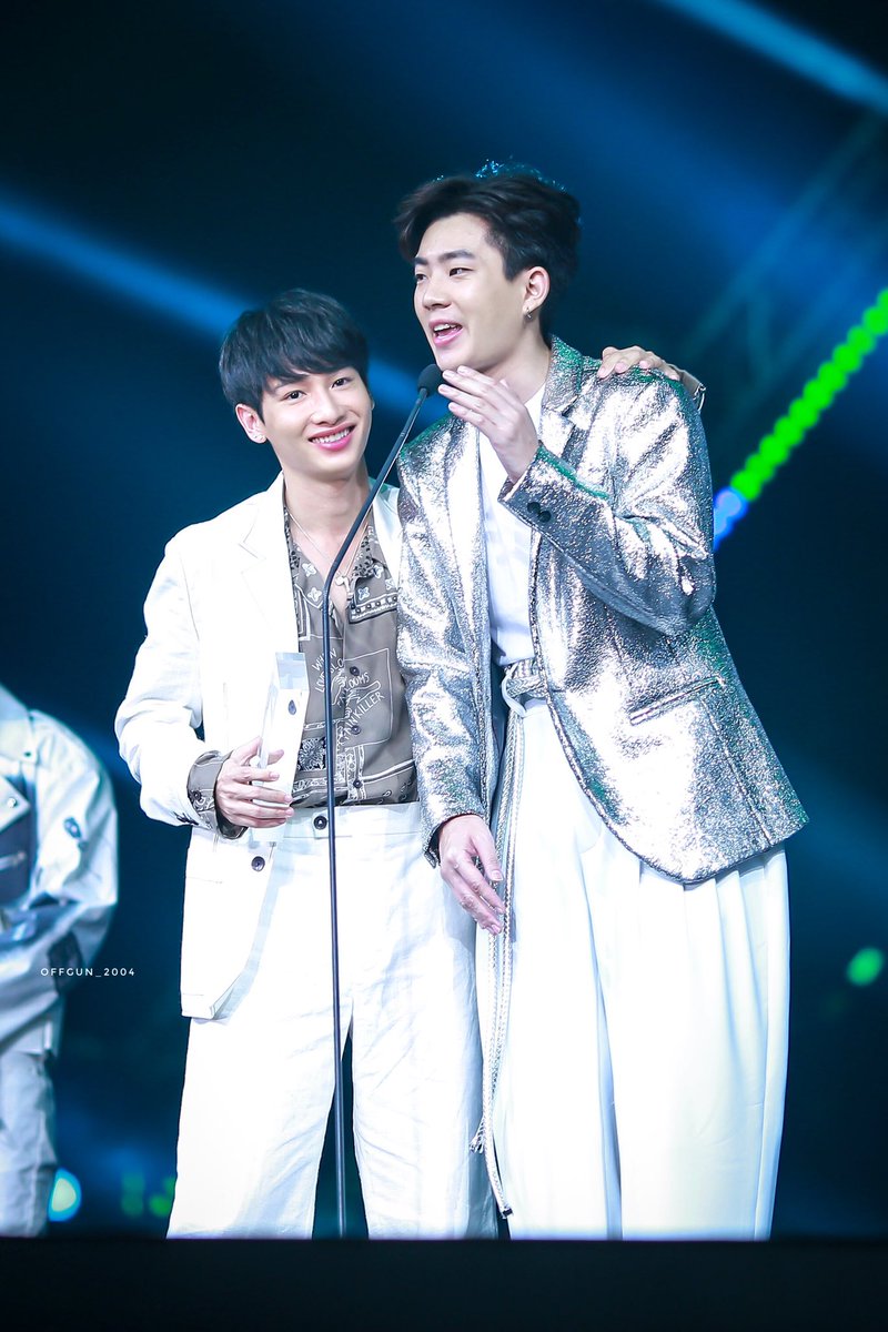 Offgun_2004's tweet photo. 190212 ขอบคุณ partner ของผมครับกันอรรถพันธ์ครับผม เอ่อ เขาเป็นนักแสดงที่มืออาชีพครับ แล้วผมก็เป็นคนที่... เป็นแค่พิธีกรหลังจากนั้นก็ได้มาแสดงหลังจากนั้น เขาไม่เคยทิ้งปิ๊กแล้วก็ไม่เคยทิ้งออฟครับ💚@off_tumcial @AtthaphanP 
#ปิ๊กโรม
#ออฟกัน
#เบบี๋
#LINETVNEXPLOSION2019 
#LINETV https://t.co/YgxTollo0j