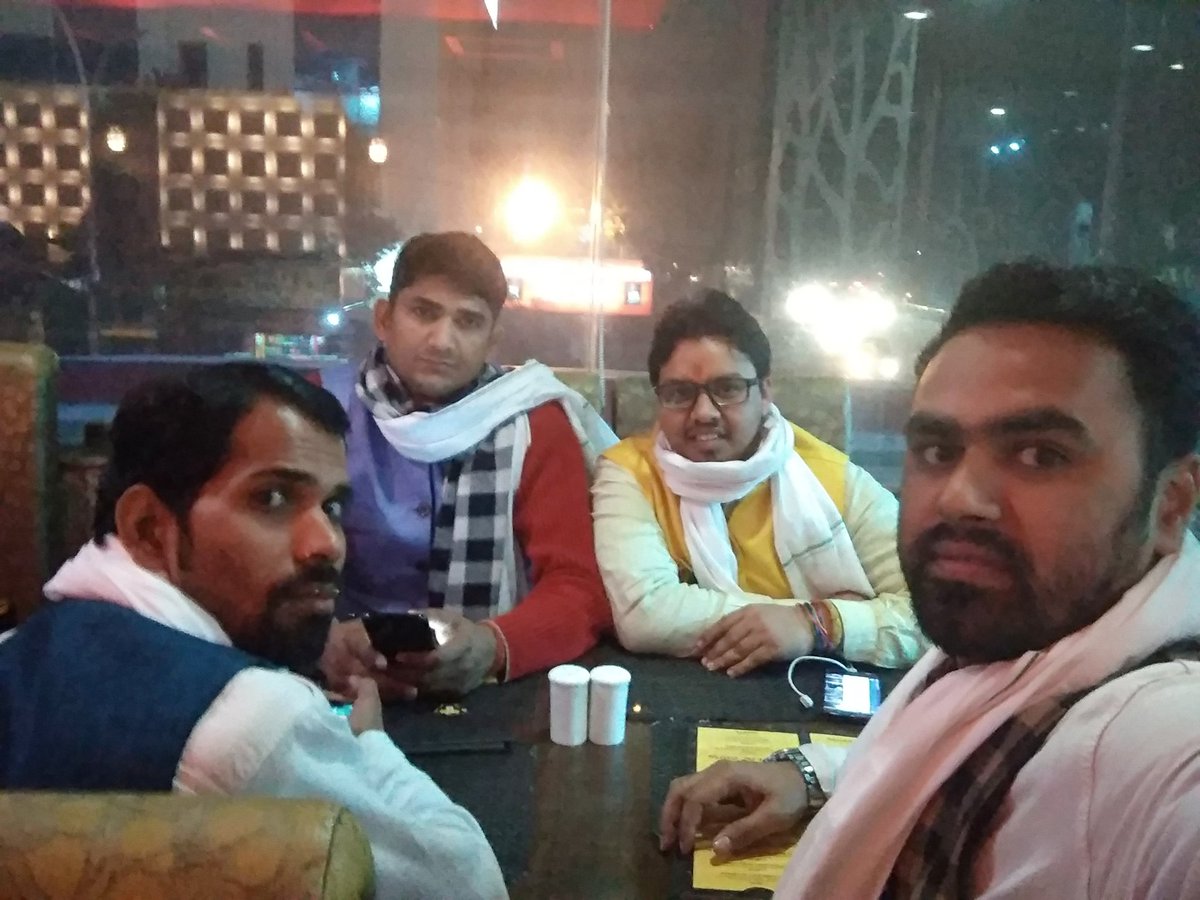 rajeevkrbjp's tweet photo. ED -- तुम्हारे 10 लाख के 10000 करोड़ कैसे हो गए ?
वाड्रा - सबसे पहले मैंने 10 लाख के आलू खरीदे...
आगे आप मेरे साले से पूछ लो ..!!.
#VadraGrilling #vadraquestioning https://t.co/1xu3mIyl6a