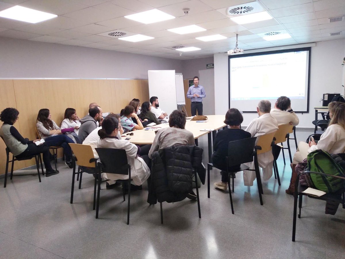 CAPLesHortes's tweet photo. 👉🔵 Durant aquestes setmanes, estem iniciant el procés d'elaboració del pla estratègic, on estem reflexionant sobre l'enfocament i els reptes clau que tenim pel futur. @atheneasolution #reptes #nousobjectius #plaestratègic #2019 https://t.co/wukKsxP98d
