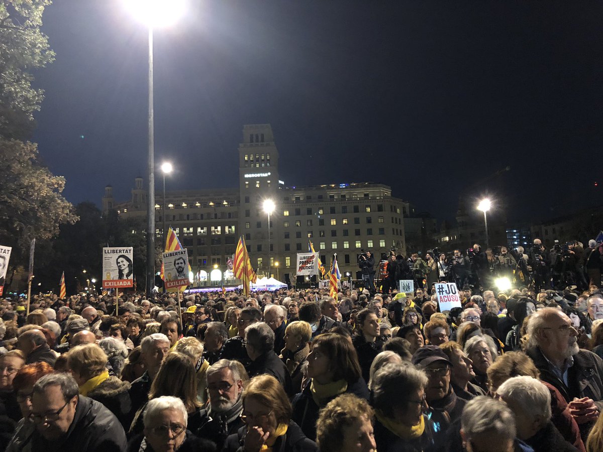 omnium's tweet photo. La plaça de Catalunya, a Barcelona, és avui un clam pacífic de denúncia. Dolors, Carme, Jordi Cuixart, Oriol, Raül, Josep, Quim, Jordi Turull i Jordi Sànchez i la resta de represaliats: us volem lliures! 

#LlibertatPresosPolítics 🎗 https://t.co/cpOd9MdI3F