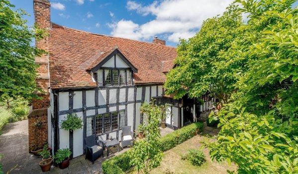 7 cosy cottages perfect for winter primehom.es/AszxCl   #property #cottage #winter