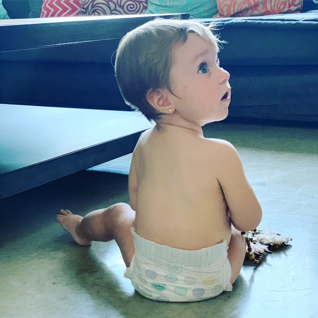 Feli en un mes cumple 1 año. Pronto empezaremos a escuchar el clásico “no te parece que ya está grande para seguir usando pañales’’ A @pampersla esas preguntas le resbalan y ahora sacó una pañal XXG más grande para bebés que tienen otros tiempos y papás que deciden respetarlos. https://t.co/HFAo96a6Ft