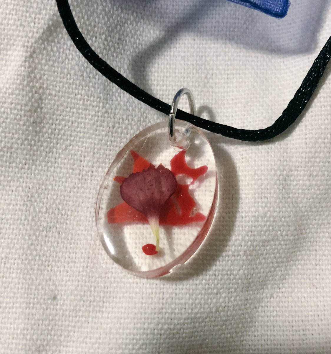 I’m giving away the last of my Sweet William resin pendants to a #fannibal who couldn’t make it to #RDC5 Like to enter and/or RT to spread the word!
