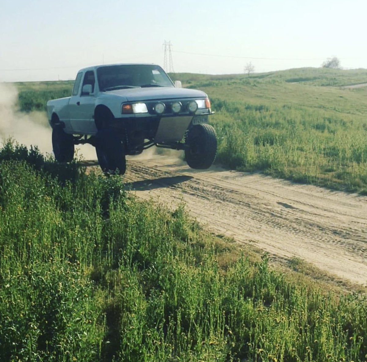 SwayawayShocks's tweet photo. c0dy (IG) knows how to flex out his Sway-A-Way shocks 💪 Long travel is the best travel!
.
.
#swayaway #swayawayshocks #longtravel #coilovers #shocks #suspension #prerunner https://t.co/PDAHWbgZRM