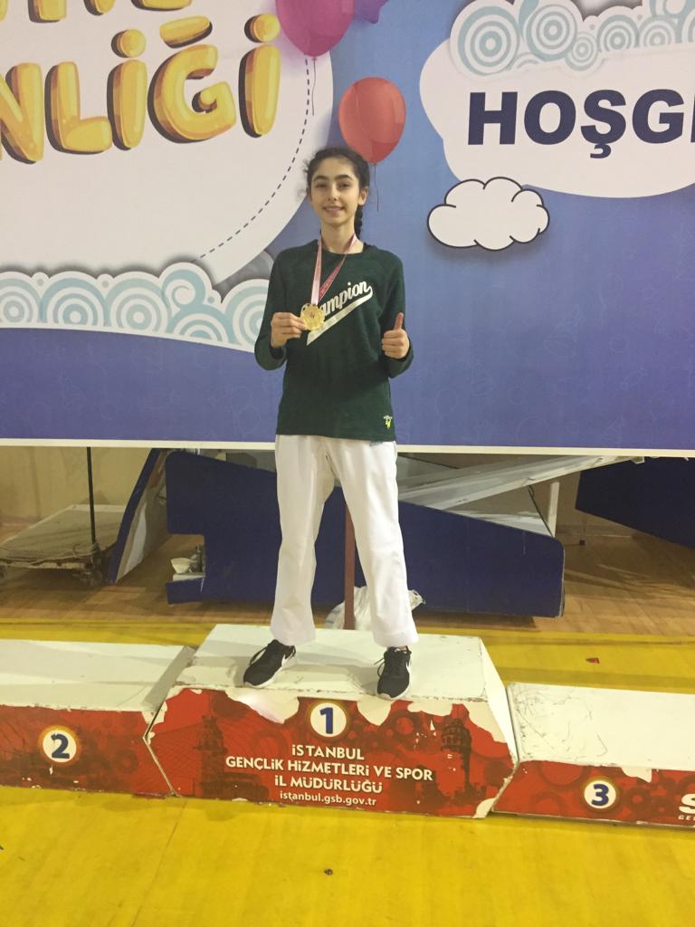 11-12 Şubat 2019 tarihlerinde düzenlenen, "Okul Sporları İstanbul Yıldızlar Karate Birinciliği Müsabakalarında" Çamlıca Doğa Koleji  8.sınıf öğrencimiz Buket Velioğlu Kumite 46 kg. İstanbul Şampiyonu olmuştur. Öğrencimizi tebrik ederiz.<a href="/AltunbayAdnan/">Adnan Altunbay</a> <a href="/tdagal/">Derviş Tunç Dağal</a> <a href="/SerkanDemirDoga/">Serkan Demir</a>