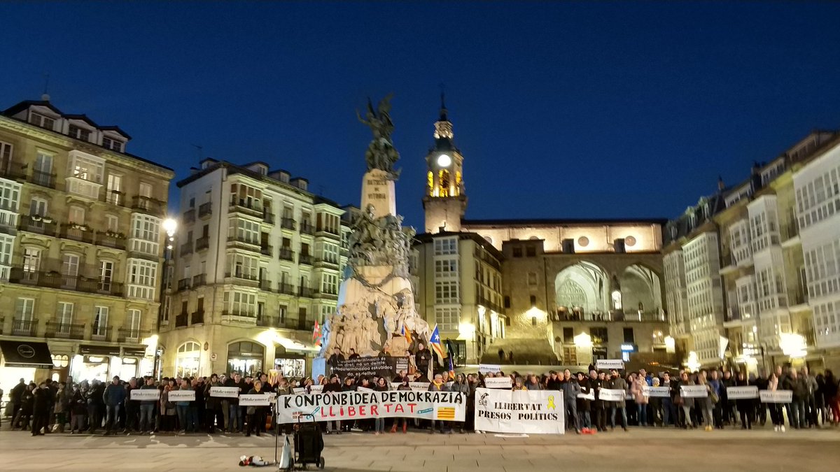 #AraMateix a Vitòria.
#Orain Gasteizen.
#Ahora mismo en Vitoria-Gasteiz.
#ElkartasunaAterpe
#JoAcuso 
#LlibertatPresosPolítics 
#JudiciFARSA 
#JudiciAlaDemocràcia 
#JuicioProces 
#DemocracyOnTrial 
#Absolució
#MakeAMove