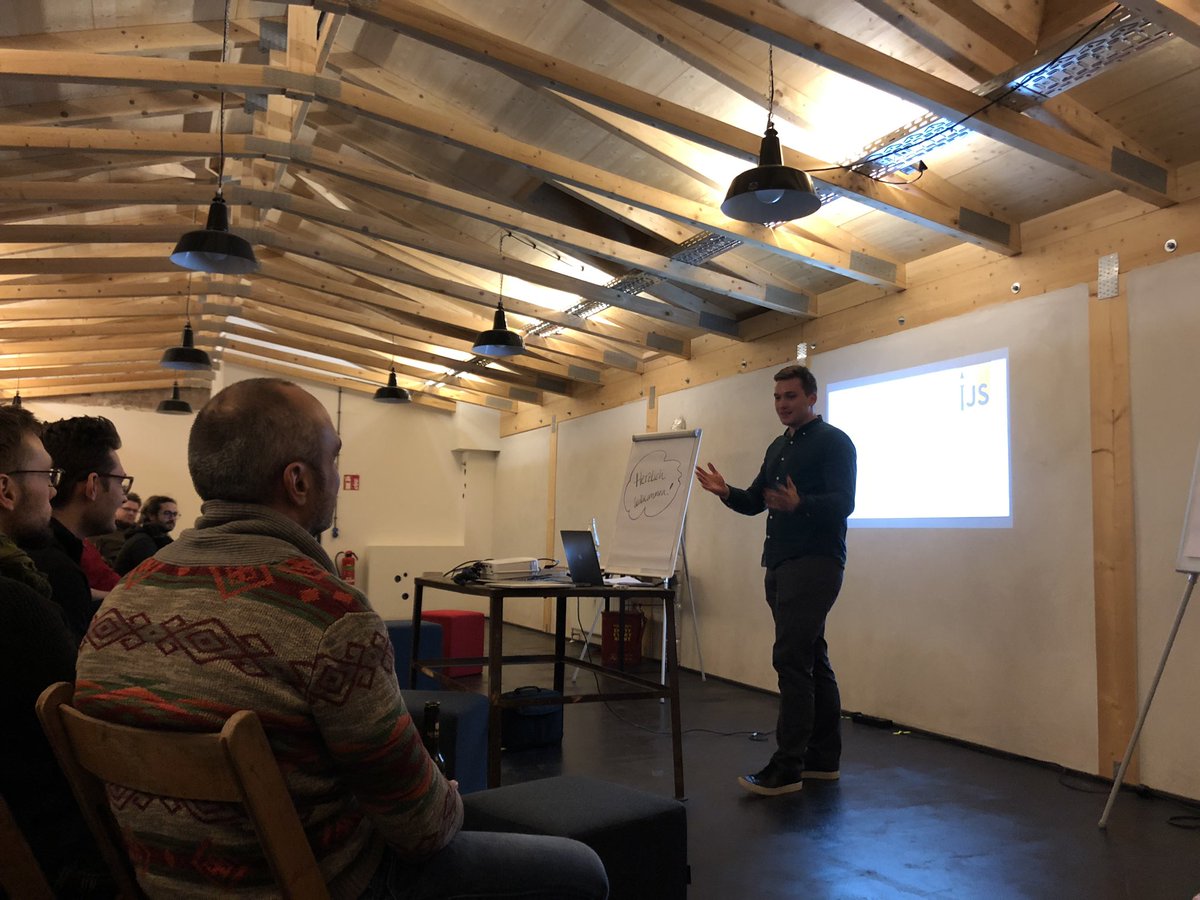 sophie_ogando's tweet image. #stuttgartjs intro by @kkamilio @stuttgartjs