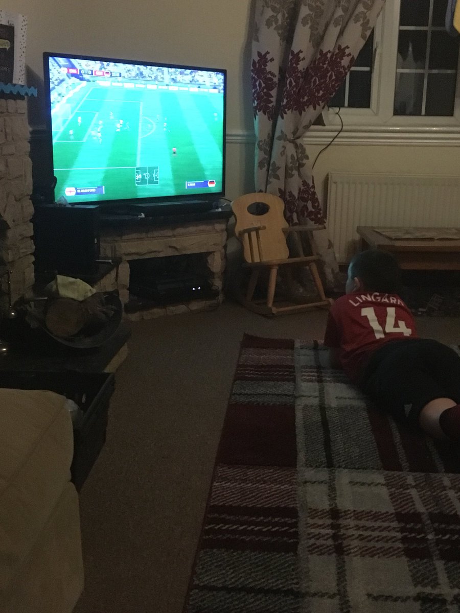 GemmaHowes's tweet photo. Not only does Zak requests getting ‘LINGARD’ printed on ALL of his MU football kits, he chooses to make him his ‘man of the match’ on EVERY fifa game too, he even did the trademark JL hand gesture on our family photoshoot..@JesseLingard number one fan over here! @JLingz @ManUtd https://t.co/31eEB4J9LU