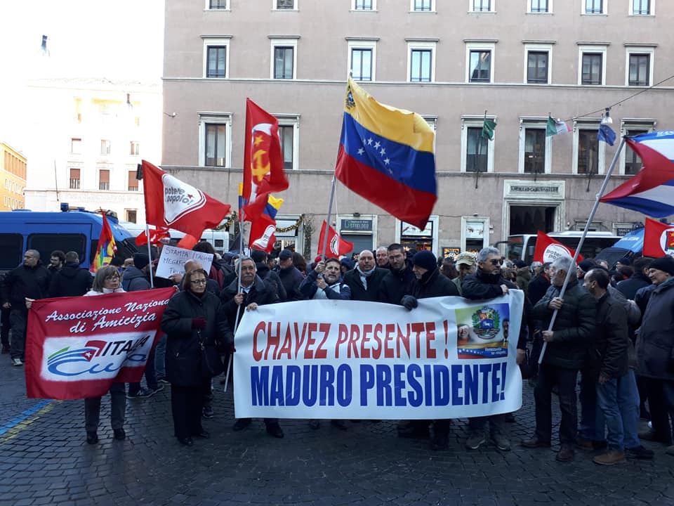 ComitatoB's tweet photo. Demostración de solidaridad al Presidente Nicolas Maduro ante el Senado del Parlamento italiano en #Roma . @jaarreaza @NicolasMaduro @embavenitalia @teleSURvzla @teleSURtv @telesurenglish @teleSURvzla @teleSUR_Cuba @cubadebate @rep_roma @RaiNews @Hispantv @evoespueblo @bbcmundo https://t.co/HuVp8TOvcS