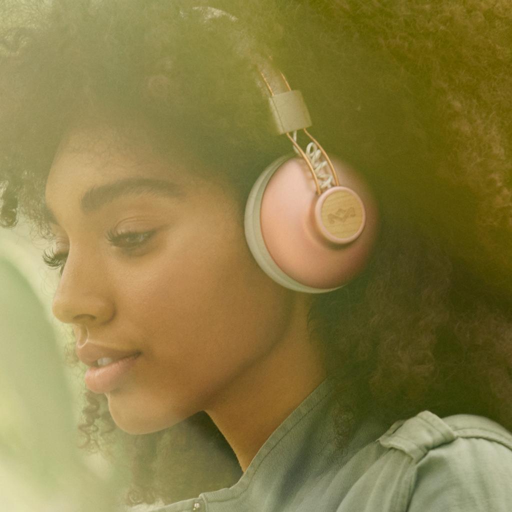 houseofmarley's tweet photo. Big drivers, soft ear cushions, precision sound, the Positive Vibration 2 Bluetoothยฎ Wireless headphone is an instant classic and lifestyle essential. ๐ #PositiveVibration2 #WirelessHeadphone #HouseofMarley https://t.co/OuVDDv5por https://t.co/PbzdhPuSiS