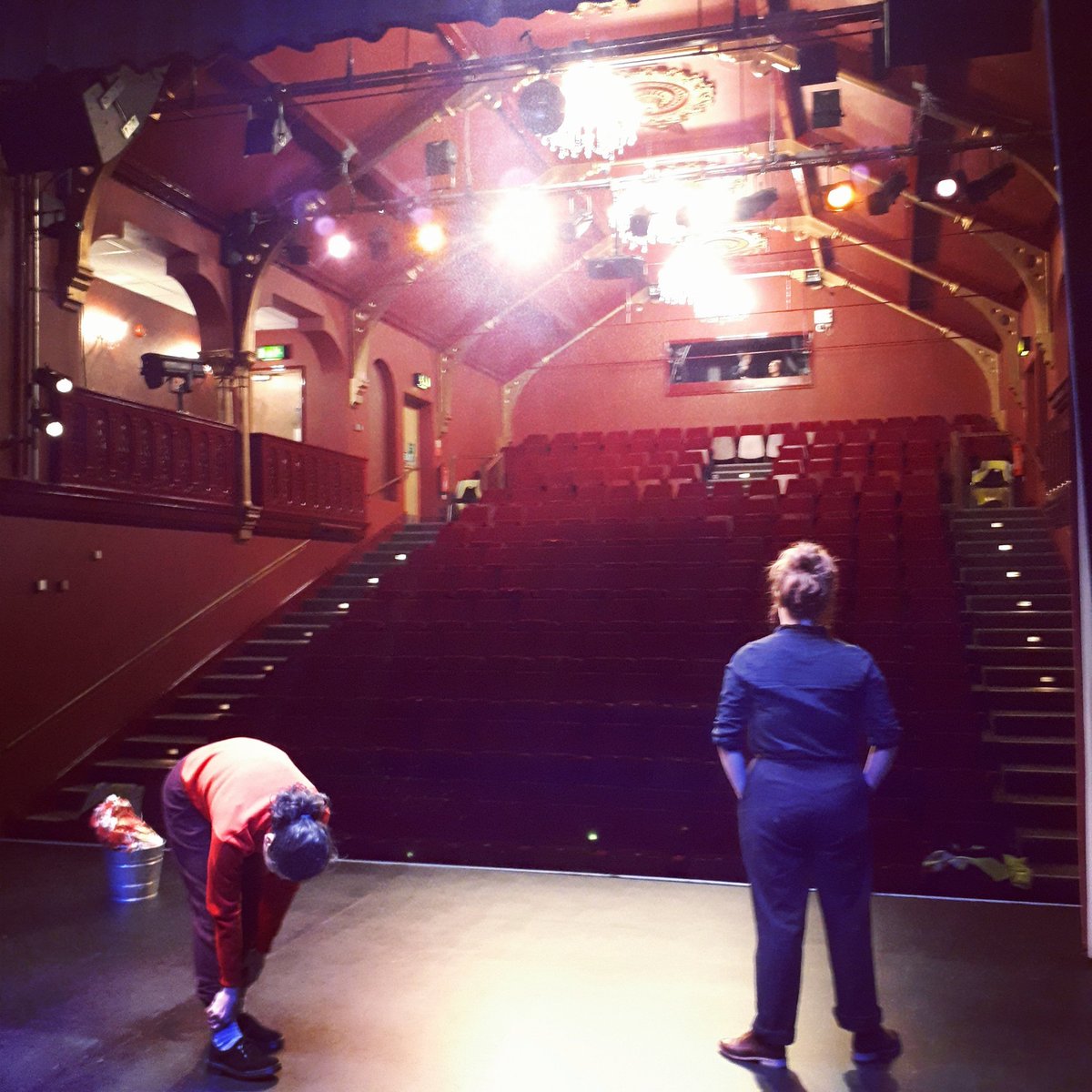 ScratchworksC's tweet image. Chandeliers for house lights at the @Guildhall_Arts It&apos;s #GreatTrainRobbery in Grantham tonight 7.30pm #feelingfancy