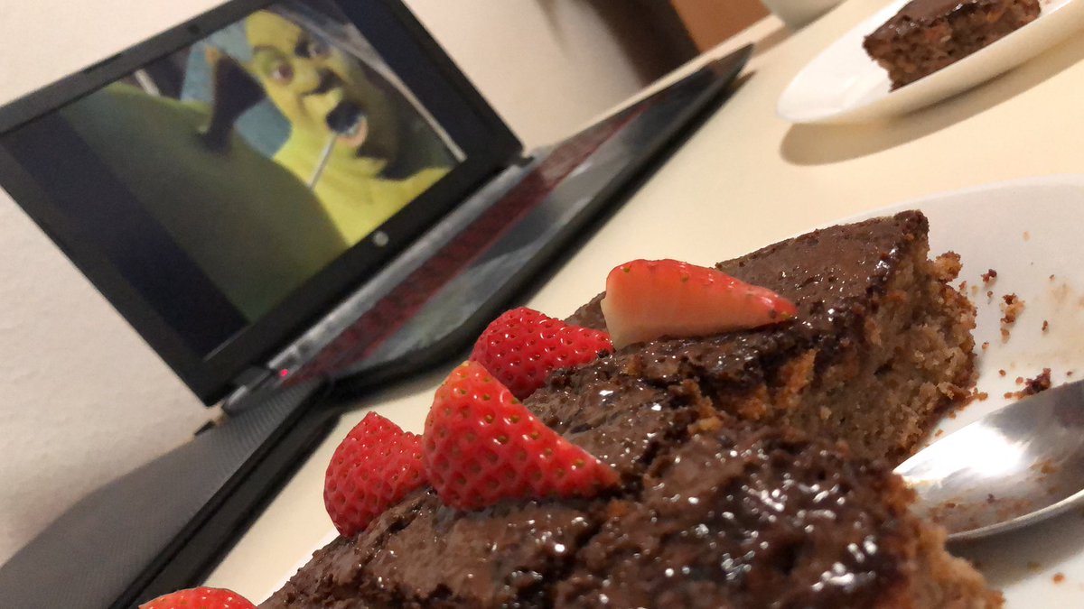 sofivanehz's tweet photo. The papers are still there... waiting to be written. 😜
#ShortPause #CakeLovers #BeforeTheSemesterEnds #StrawberriesWithShrek #Shrek https://t.co/Gu4w1lN7hH