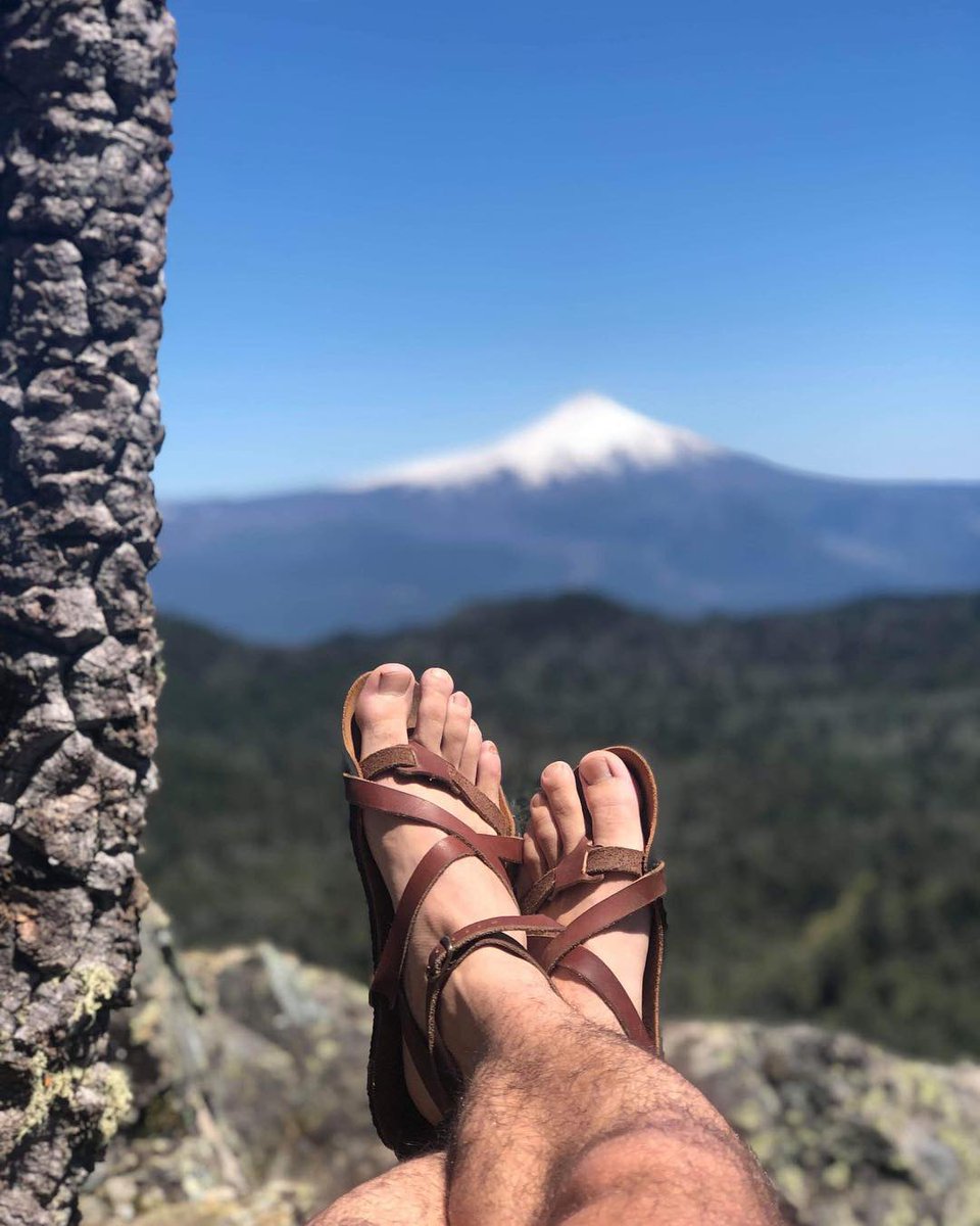 LeMinimalisteFr's tweet photo. Découvrez le monde, sandales minimalistes aux pieds ! Théo nous partage son aventure au Chili ! 🌎 🇨🇱 
Vu sur les Volcans Villarica Quetrupillan et Lanin
#madeinFrance #sandalesMinimalistes https://t.co/UhskAp9OvP