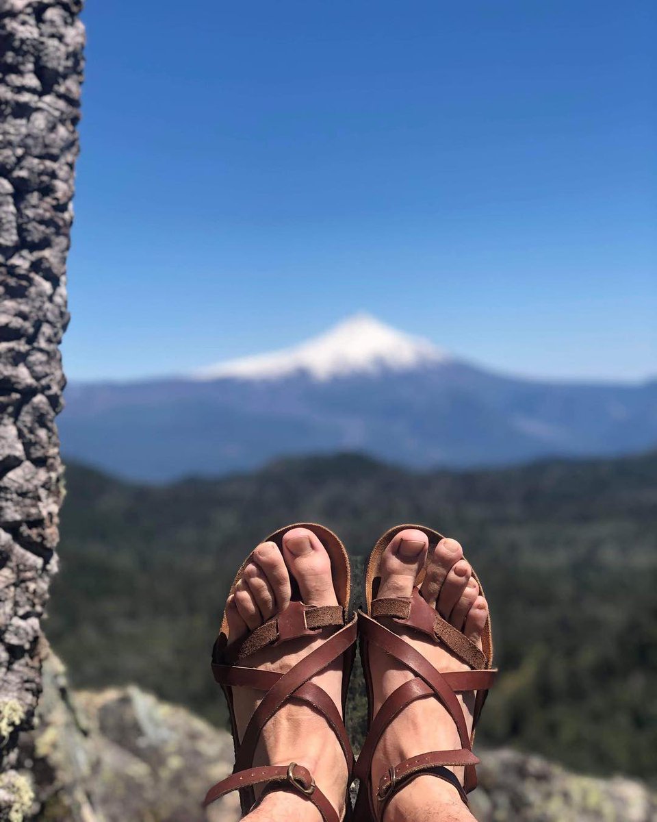 LeMinimalisteFr's tweet photo. Découvrez le monde, sandales minimalistes aux pieds ! Théo nous partage son aventure au Chili ! 🌎 🇨🇱 
Vu sur les Volcans Villarica Quetrupillan et Lanin
#madeinFrance #sandalesMinimalistes https://t.co/UhskAp9OvP