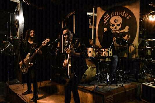 Gracias a todo nuestros amig@S que nos acompañaron el sabado pasado en el Monster Bar yeahhh
Nos vemos en las proximas fechas ......
#Juansinger #LeoDemartini #StevieAshley #Powertrio #MetalBand #NuevaEra