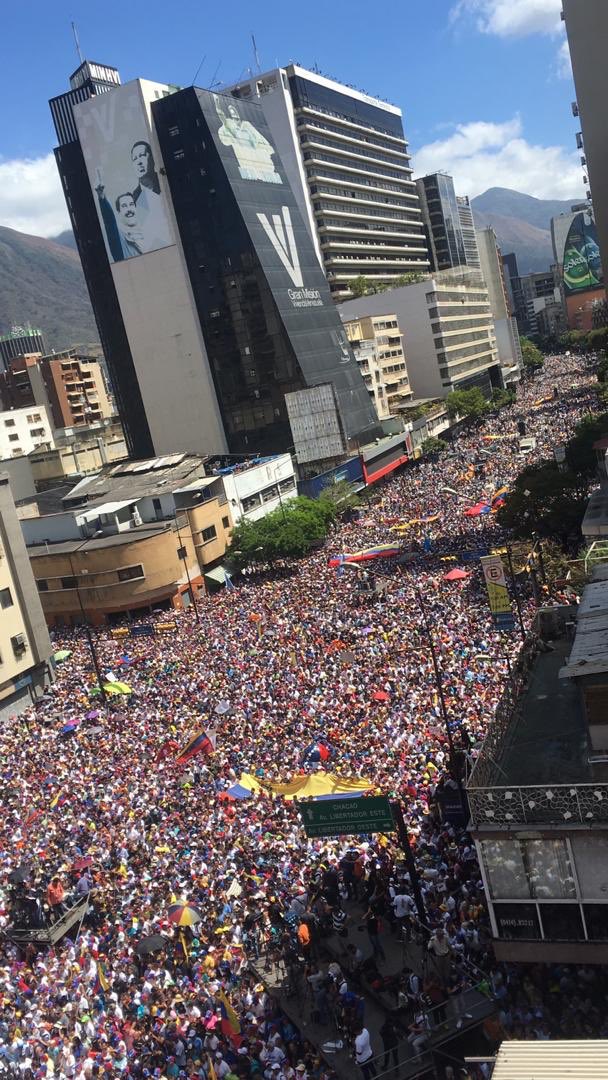 hcapriles's tweet photo. #12Feb Así como en Caracas, miles de venezolanos en las calles de nuestra Venezuela exigieron el ingreso de la ayuda humanitaria.

¡El #23Feb es la fecha para que llegue otro lote al país! 

Soldado de la Patria, ¡es la hora de ayudar al pueblo, no a Maduro! #JuventudSiempreLibre https://t.co/wTRqDUnTgj