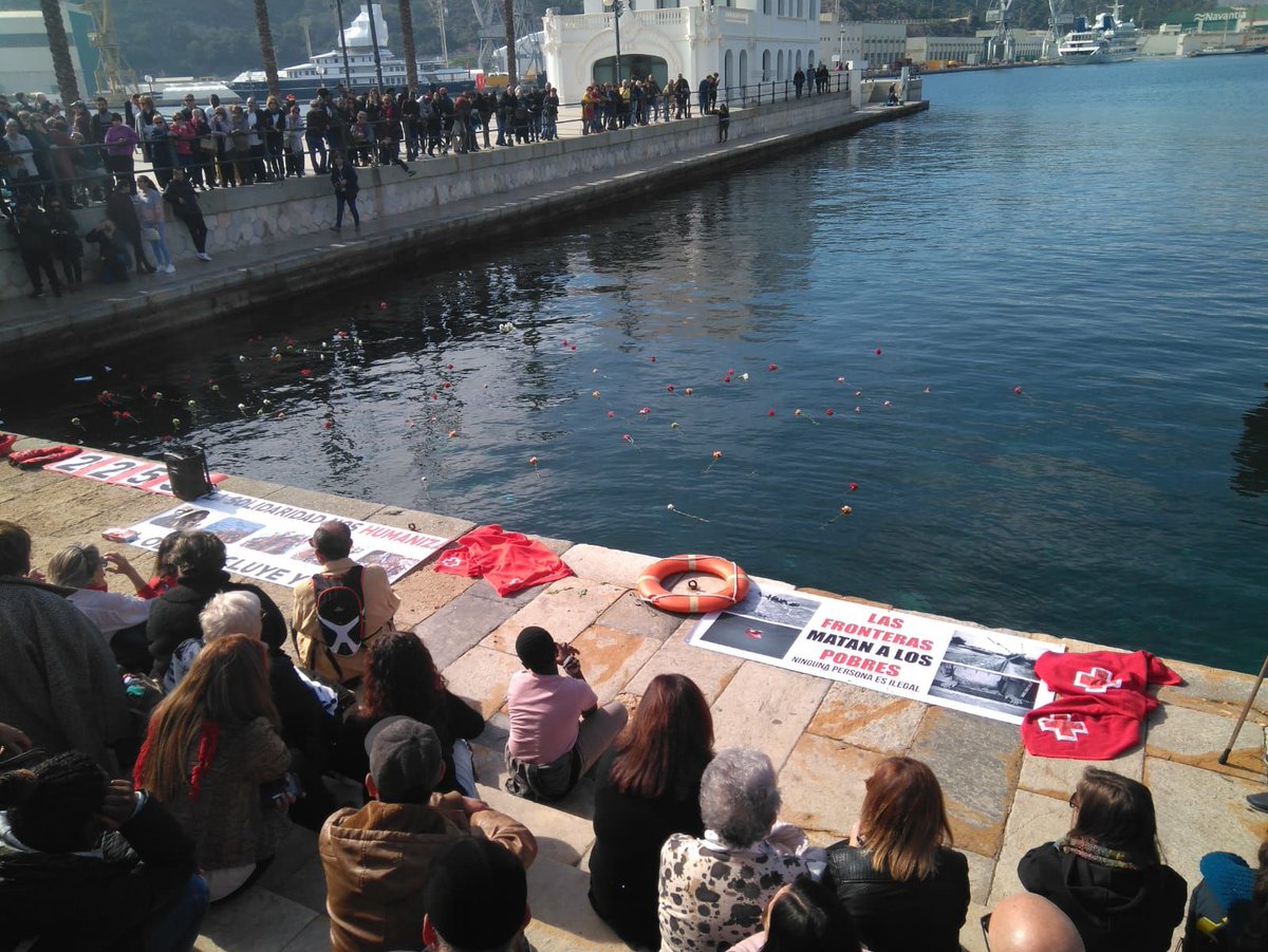 fundacionFISAT's tweet photo. #ProgramaAlraso Cartagena participó el pasado domingo del acto en memoria de las 2.255 personas que han perdido la vida en rutas migratorias en 2018, a grito de "aquí solo queremos ser humanos" #circulodesilencio #primerolosultimos #salvarvidasnoesundelito https://t.co/TTSAjhHSaE