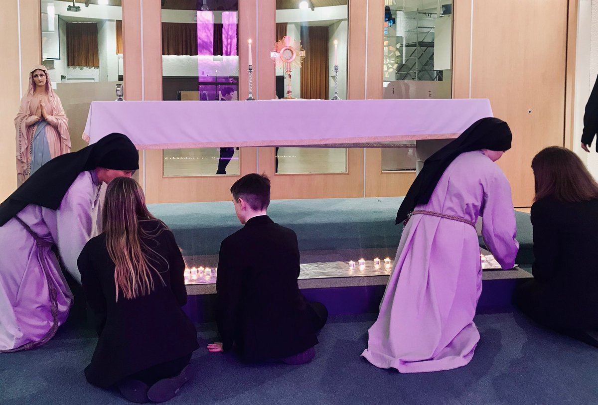 CatholicCorpus's tweet photo. Another great lunchtime #Lightfever today @corpusleeds. Thanks to Srs Antonia and Faustina for helping our students to #pray.
#CorpusChristi #BlessedSacrament #Adoration #Eucharist @CFR_Franciscans #Catholic #CatholicEducation https://t.co/rwOLHEJQVd