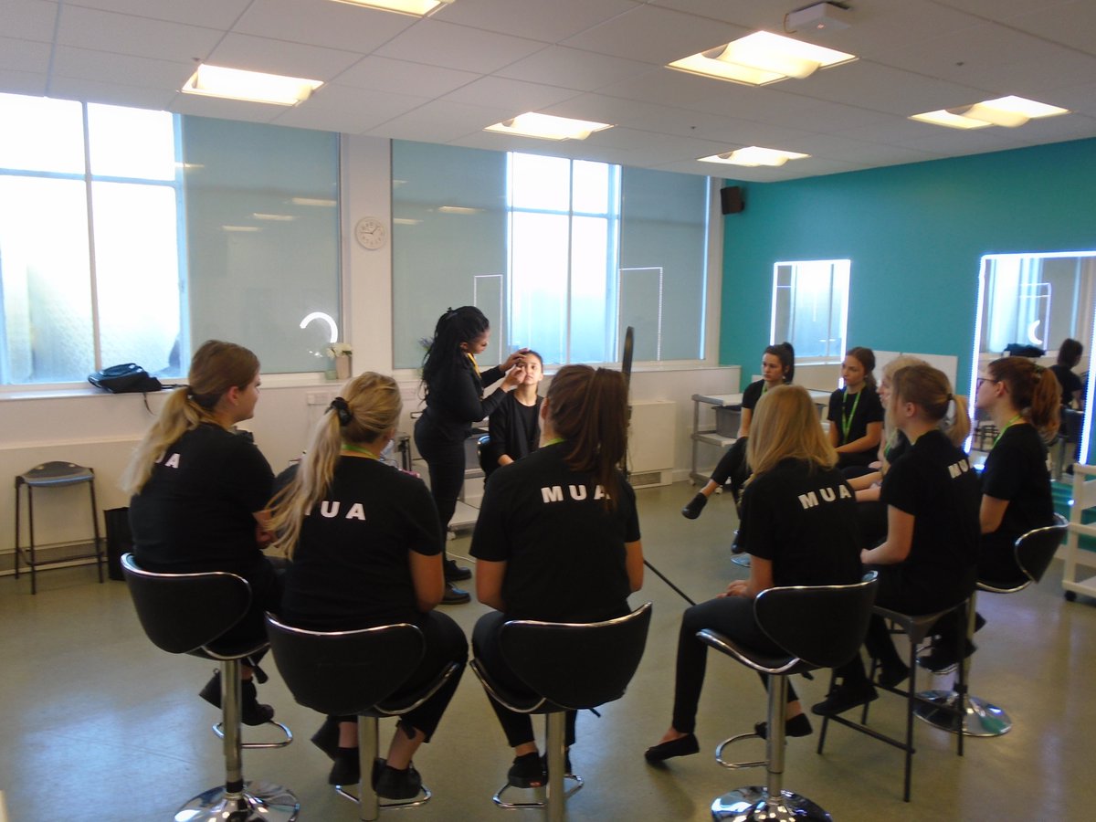 CI_Salons's tweet photo. We had a fantastic day yesterday with Lum Azonga Make up artist learning additional skills! Here are a few pictures from the day :) #makeupartist #training @ColchesterInst @CI_Principal https://t.co/fFQFGjMEpP