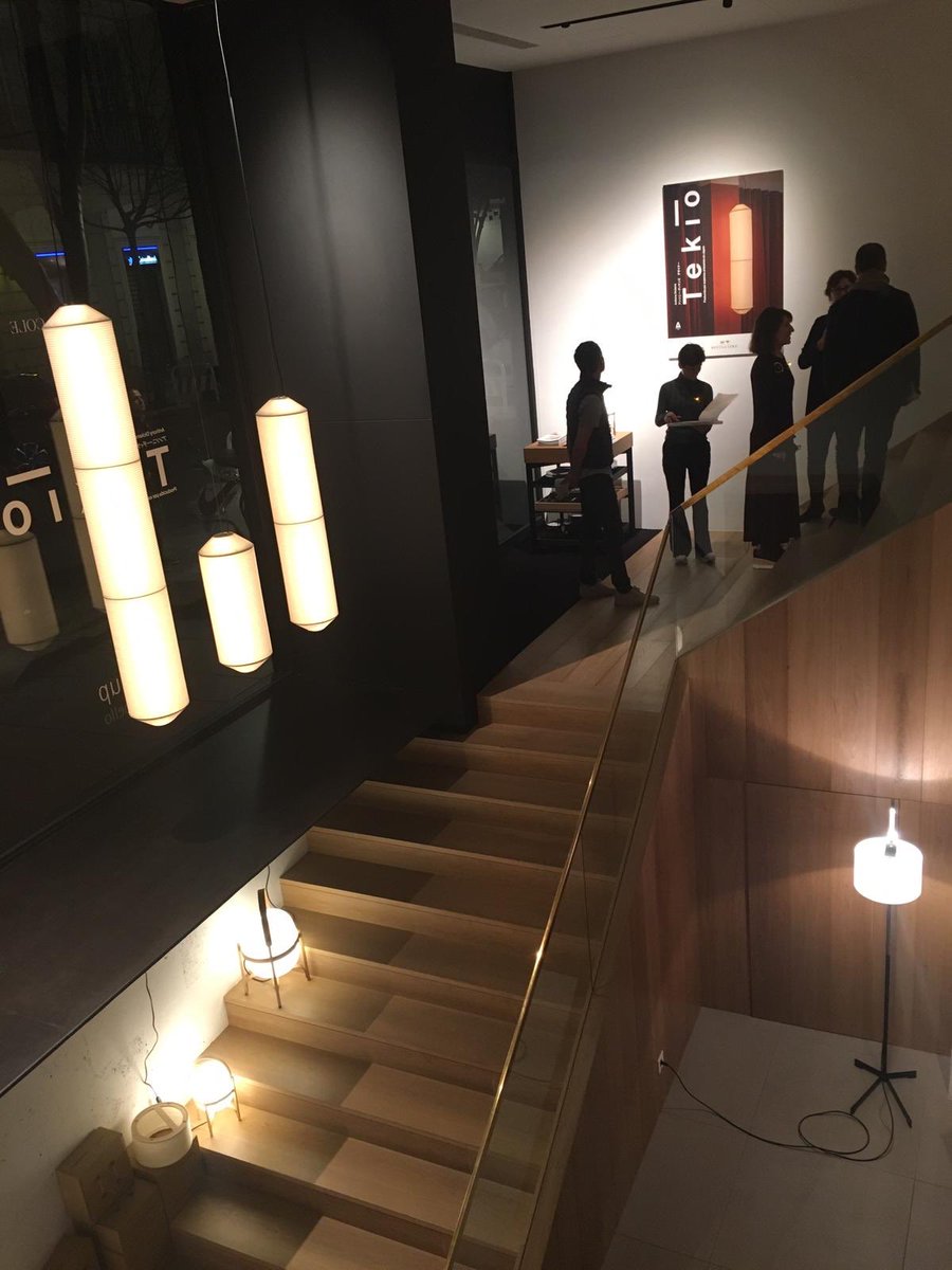 Presentación de la Lámpara Tekio de inspiración japonesa, diseñada por Antony Dickens (Londres, 1975) para <a href="/santacole/">Santa & Cole</a> en @bulthaupmadrid
Fusiona lo ancestral con la última tecnología LED “Warm to Dim”, vestido de papel hecho a mano, ilumina con una calidez muy particular.