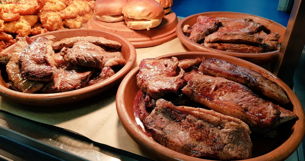 The only time to eat diet food is while you're waiting for the steak to cook ... Senior boarders in this instance 🥩 Steak night courtesy of @chefdaz_HA 🔥 <a href="/chefbrewster/">Gary Pyatt</a> <a href="/CateringAcademy/">Catering Academy</a> @Servest_UK @ServestFoodCo 🥩😋🥩