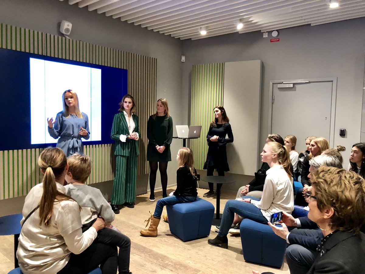 klundstromatmv's tweet photo. #PrincepsUF from #VRGOdenplan sharing their book about female leadership #VRSkolor founders (Louise & Louise) were there to applaud their efforts #25yearslater https://t.co/xuDyvmZ7sJ