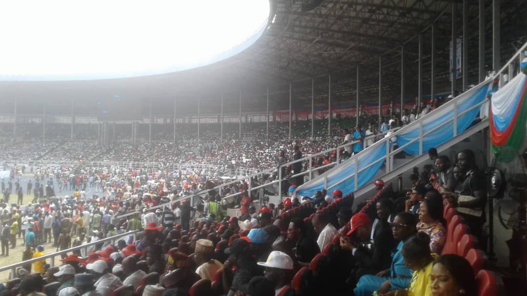 AdeBanqie's tweet photo. Can somebody tell me this is not an APC rally in Rivers State.
I mean in Wike's Rivers State?
This is unbelievable. #FeBuhari 16 will be interesting.
#PMBinRivers #NextLevel #NigeriaDecides2019 https://t.co/dXcubaQP1K