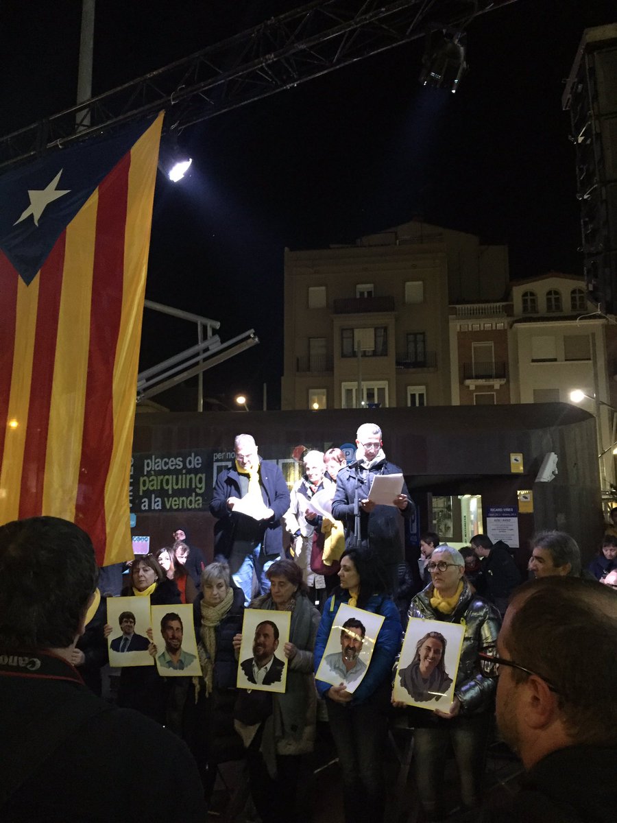 santipelegri's tweet photo. Les vegades que faci falta: tossudament alçats, #ferms, #determinats i #dempeus fins que es dicti #absolució La democràcia no es jutja. #JudiciALaDemocràcia #LlibertatPresosPoliticsiexiliats https://t.co/agfy9Ak2dY