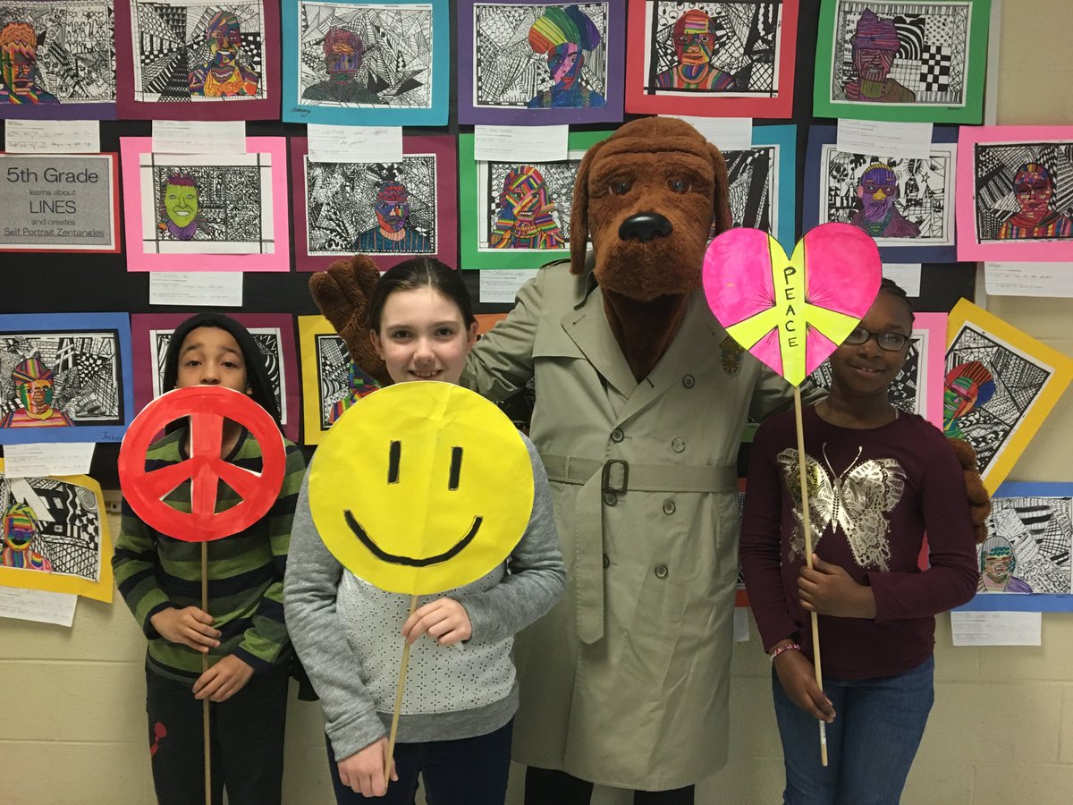 GrandviewMOPD's tweet photo. This is how we spent our morning! Thanks to all the students of #meadowmere for their goodness. Everyday should be Great Kindness Challenge Day! #MoveTowardtheBadge #Grandview #WeAreGrandview https://t.co/UBXZ4ewQdR