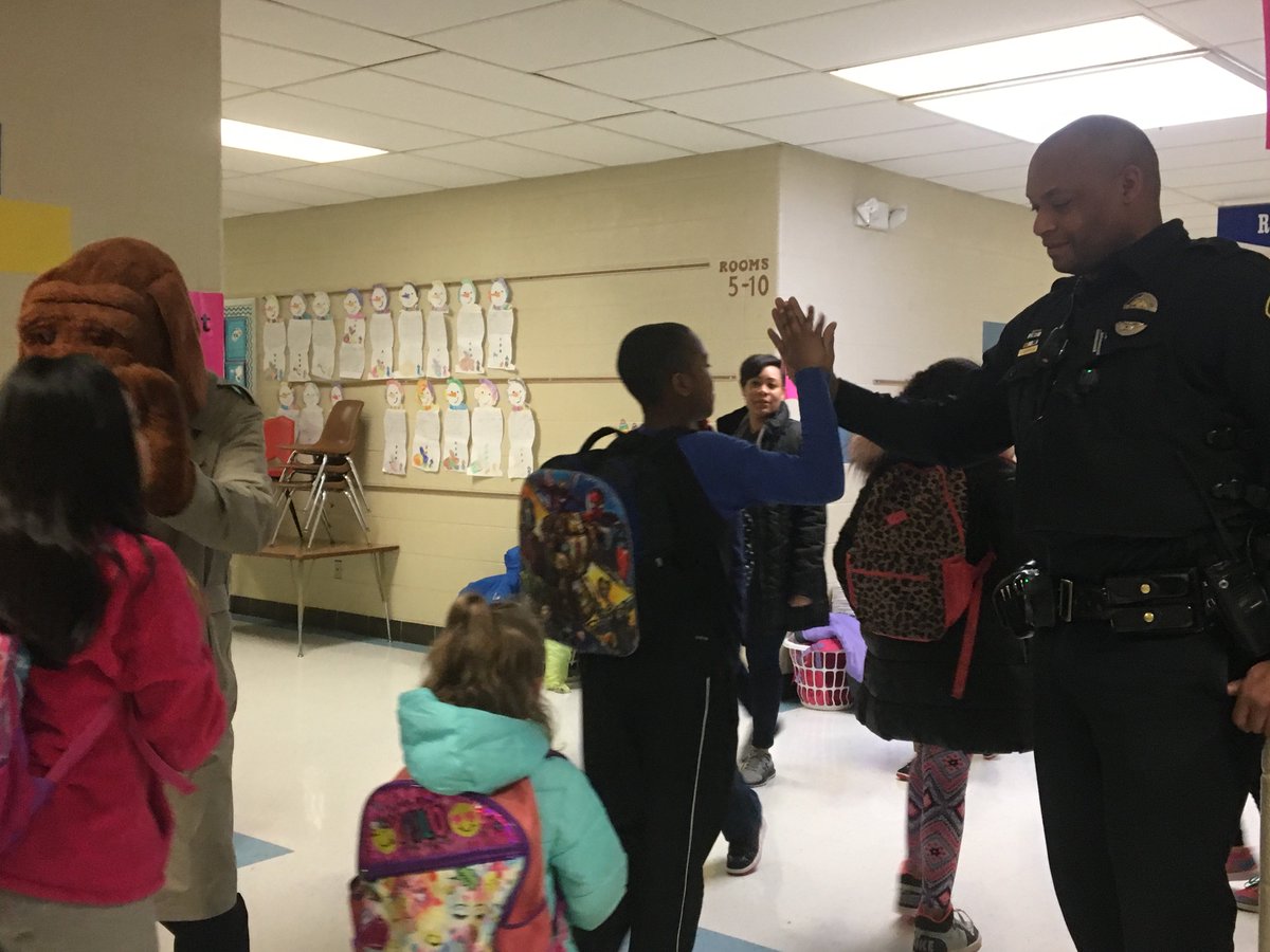 GrandviewMOPD's tweet photo. This is how we spent our morning! Thanks to all the students of #meadowmere for their goodness. Everyday should be Great Kindness Challenge Day! #MoveTowardtheBadge #Grandview #WeAreGrandview https://t.co/UBXZ4ewQdR