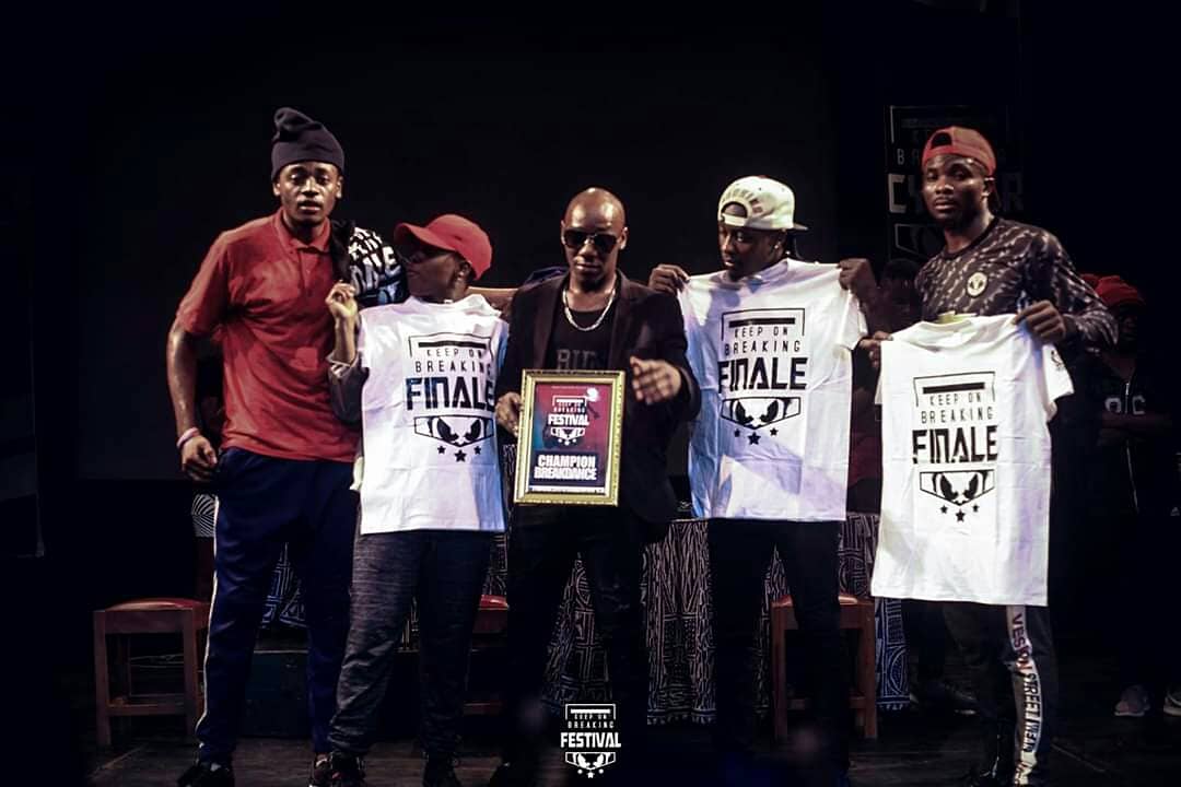 keeponbreaking's tweet photo. Les gagnants du Cypher 2019 de Yaoundé🏆🏅🎖. la fête était belle🔥🔥 l'ambiance festive et lourde en émotion🤩🥳😍. Rendez-vous à la finale internationale💪
#keeponbreaking #festival #international #danse #hiphop #popping #breakdanse #cypher #yaounde #lourdbase #streetoff. https://t.co/ZhtVuWMsiU