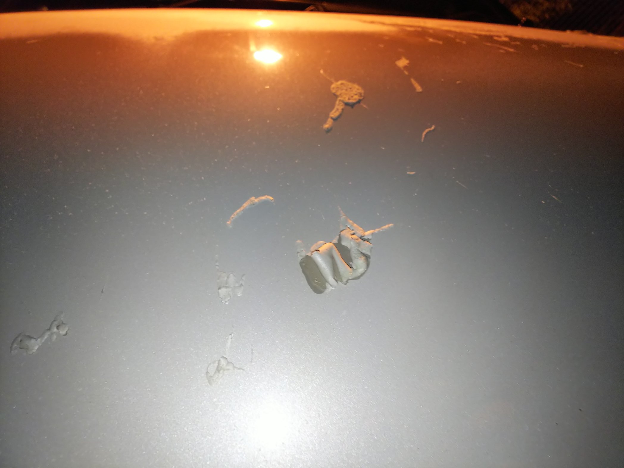 カヲル 警察による現場検証なぅ 夜勤終わって駐車場戻ったら またイタズラされてた 車に剥離剤らしき液体ぶっかけられて塗装剥がれとる ボンネット 助手席側のフェンダー ドア全部とルーフの一部 ほぼ全塗装やん T Co Ui9funf8e8