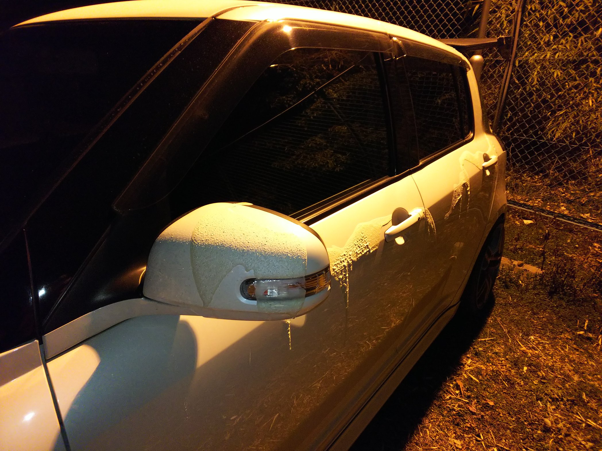 カヲル 警察による現場検証なぅ 夜勤終わって駐車場戻ったら またイタズラされてた 車に剥離剤らしき液体ぶっかけられて塗装剥がれとる ボンネット 助手席側のフェンダー ドア全部とルーフの一部 ほぼ全塗装やん T Co Ui9funf8e8