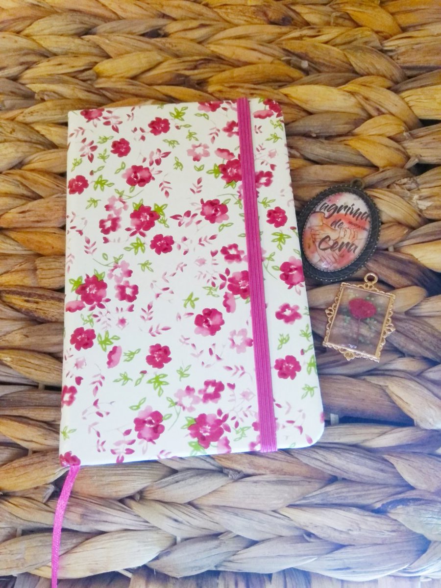 therebethorns's tweet photo. ✨✨Sorteo por la preventa de #LágrimasDeCera✨✨

Requisitos:
🍁Seguirme en Twitter
🌿Dar MG a este tuit
🍂Dar RT a este tuit

Premios:
⭐Libreta cuqui+colgante portada+colgante flor
⭐Colgante mini portada+colgante mini flor

Podéis participar hasta el 23/02 a las 12 pm https://t.co/6f1P51Em5K