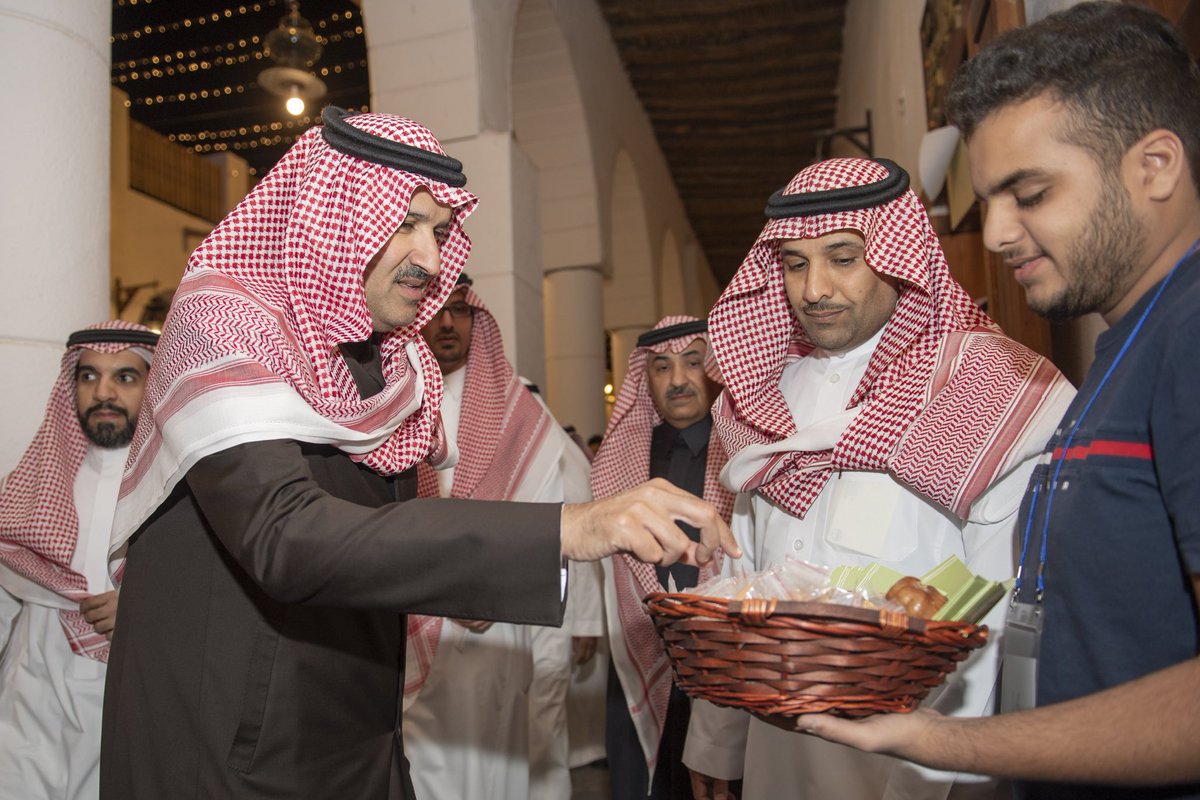 إمارة منطقة المدينة المنورة على تويتر الأمير فيصل بن سلمان أمير منطقة المدينة المنورة ي ب ت اع من أحد محلات شارع العينية ب الحي التراثي بحديقة الملك فهد خلال زيارة سموه لفعاليات ركاز المدينة Https T Co Fcl6qiqxuf