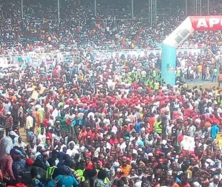 Abkr_Maikudi's tweet photo. They said their crowd is not much in Lagos today because it’s a working day.
PMB is in Rivers same today and take a look of the crowd that came to welcome him. Can we have a working day and a weekend at thesame day🤔🤔🤔
#PMBinRivers https://t.co/AQun0kNx0Z